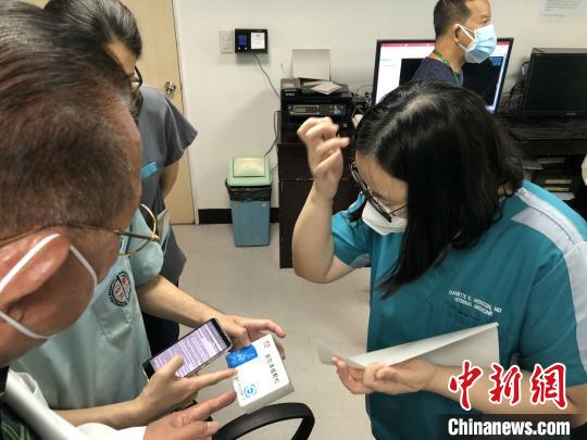 。崇基/光坦医生对专家组的指导表示感谢,希望进一步了解中国有效抗疫的中医药配方,以及中成药“连花清瘟胶囊”的效用,专家组做了详细介绍。 关向东 摄 。崇基/光坦医生对专家组的指导表示感谢,希望进一步了解中国有效抗疫的中医药配方,以及中成药“连花清瘟胶囊”的效用,专家组做了详细介绍。 关向东 摄