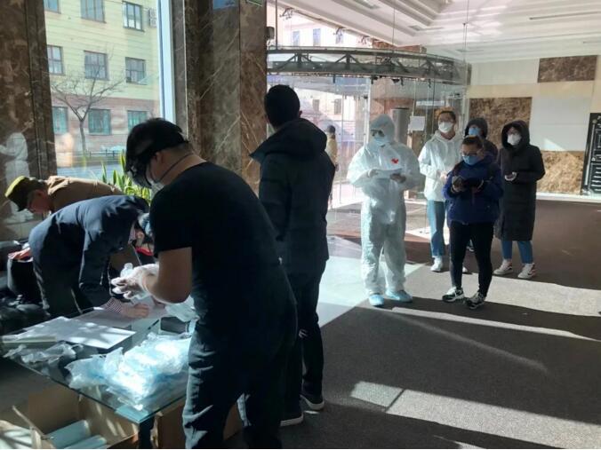 图为中国留学生会向圣彼得堡留学生分发总领馆筹措的口罩。总领馆供图 图为中国留学生会向圣彼得堡留学生分发总领馆筹措的口罩。总领馆供图