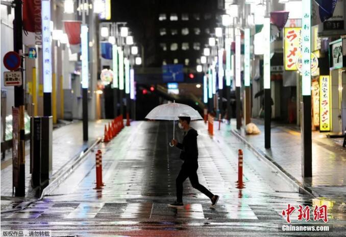 资料图:4月16日晚,日本首相安倍晋三正式宣布,将“紧急事态宣言”适用范围扩展至日本全境,持续时间至5月6日。(图片来源:<a target='_blank' href='http://www.chinanews.com/' >中新网</a>) 资料图:4月16日晚,日本首相安倍晋三正式宣布,将“紧急事态宣言”适用范围扩展至日本全境,持续时间至5月6日。(图片来源:<a target='_blank' href='http://www.chinanews.com/' >中新网</a>)