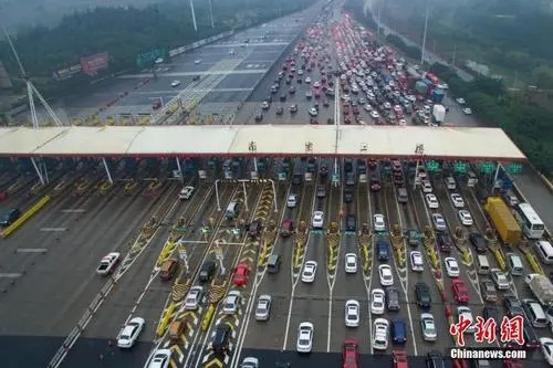 资料图:车辆通过收费站。<a target='_blank' href='http://www.chinanews.com/'>中新社</a>记者 泱波 摄
